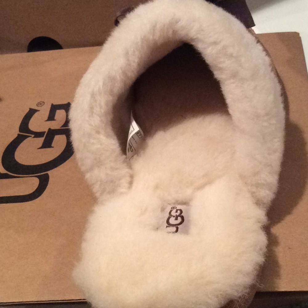 SOLD!  Cozy Shearling house slippers by UGG - Picture 6 of 8